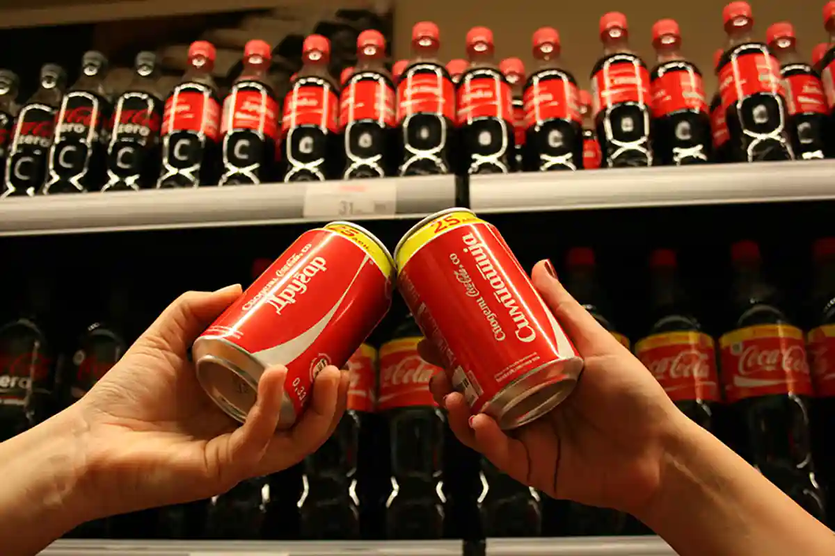 Coke cans in macedonian packaging